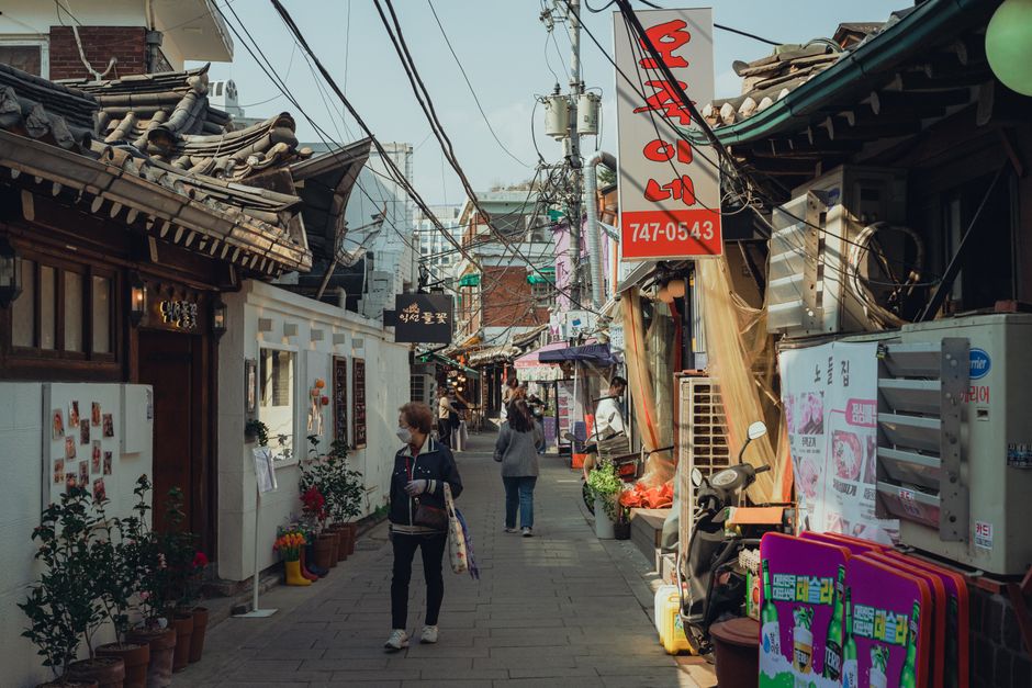 경주 황리단길의 활기찬 거리 풍경과 한옥 카페들