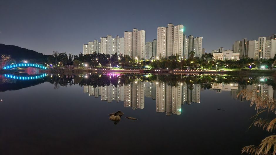 환상적인 조명으로 빛나는 경주 동궁과 월지의 밤 풍경.