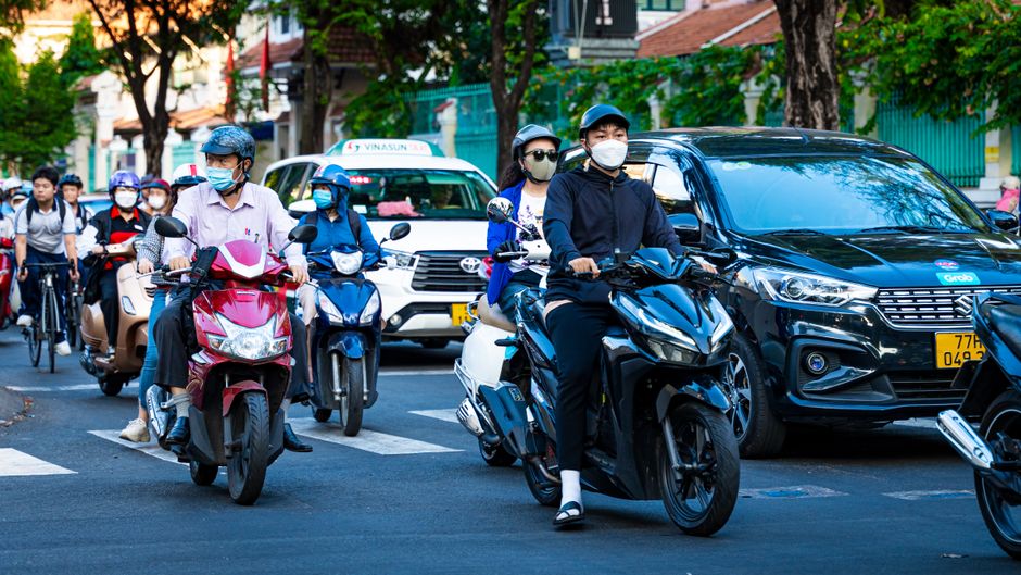 다낭 시내의 활기찬 거리 풍경. 비나선, 마이린 택시와 그랩 차량이 오가는 모습으로 편리한 교통수단을 보여준다.