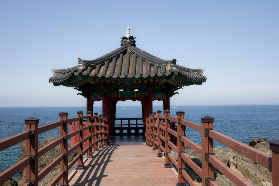 영금정 해상 정자에서 바라본 일출 풍경과 파도 소리