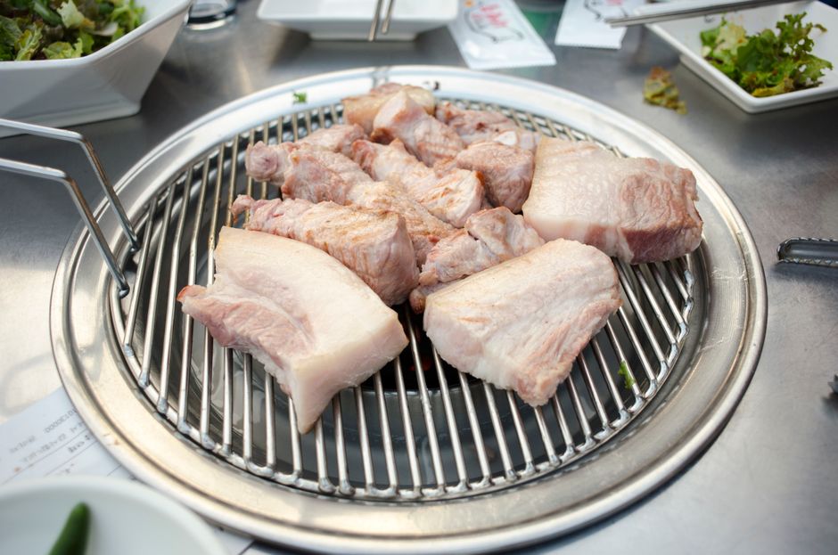 수영장 펜션 야외 테라스에서 바비큐를 즐기는 가족의 모습