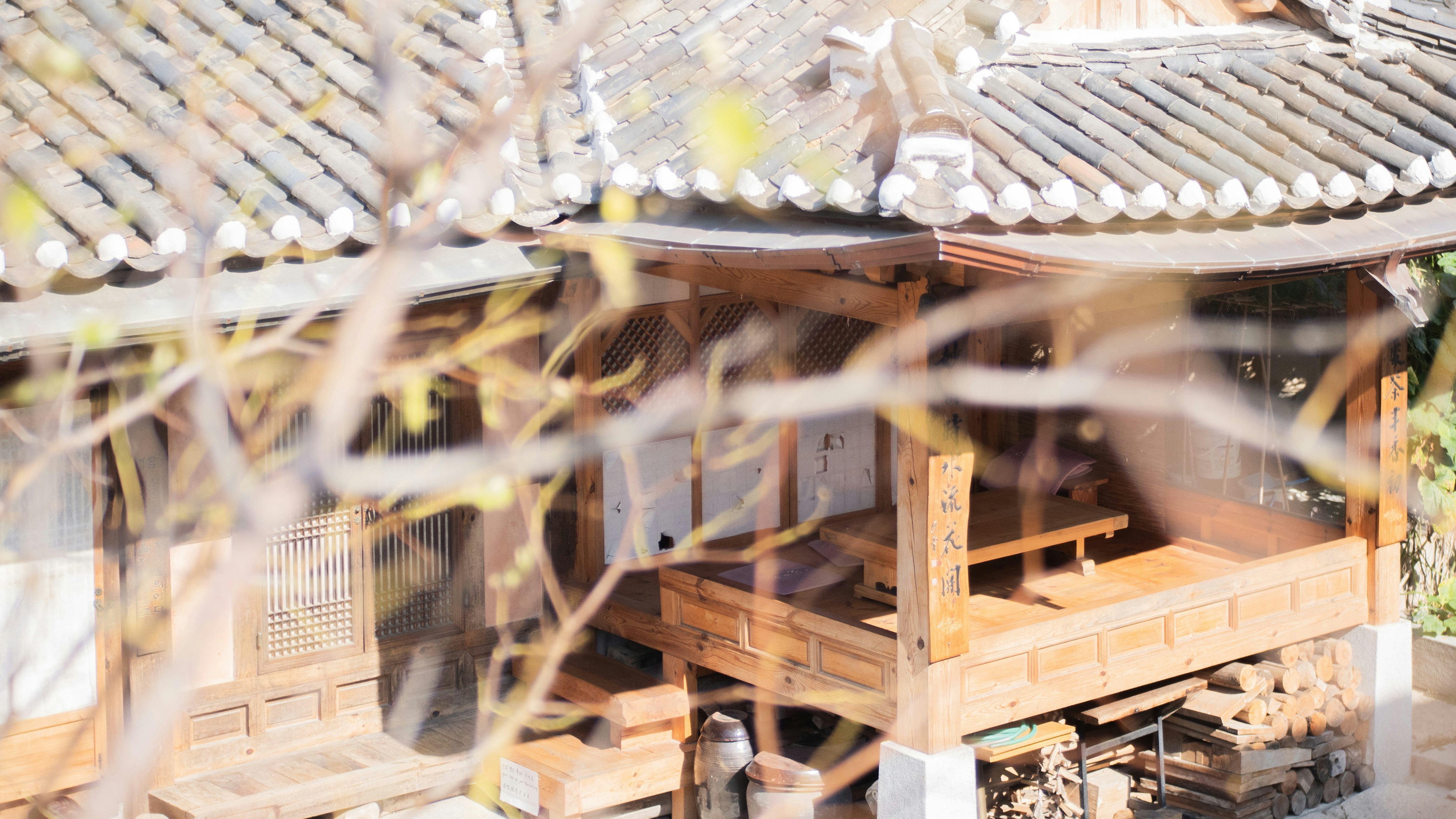 고요하고 아름다운 한국의 숨겨진 시골 마을 전경, 푸른 산과 전통 한옥이 어우러진 풍경