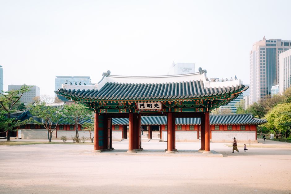 한국의 아름다운 출사 명소에서 황금빛 노을을 배경으로 사진을 찍는 모습.