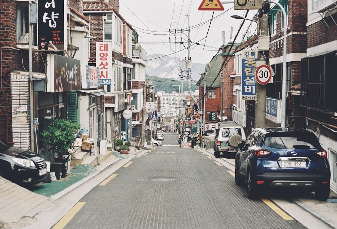 한국의 전기차 충전 인프라 지역별 분포를 보여주는 그래프와 통계 자료