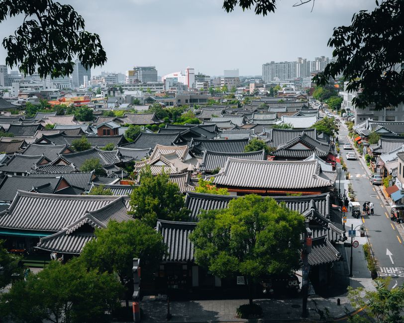 최신 정보가 반영된 전주 한옥마을 전경. 전통 한옥과 현대적인 스마트 기술이 조화롭게 어우러진 활기찬 모습을 담고 있습니다.