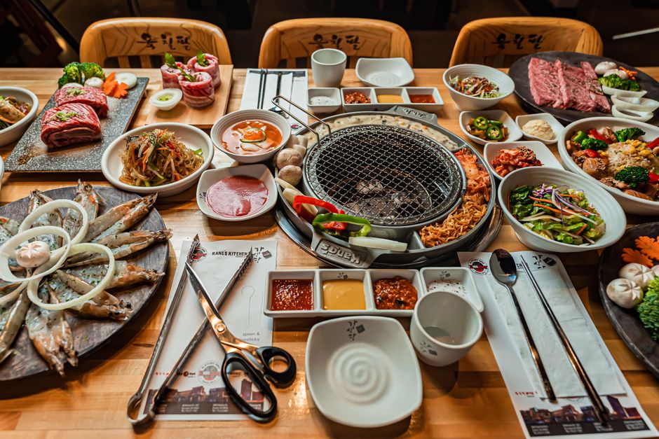 제주도 흑돼지, 해산물 조림 등 현지 맛집 음식들로 가득 차려진 식탁