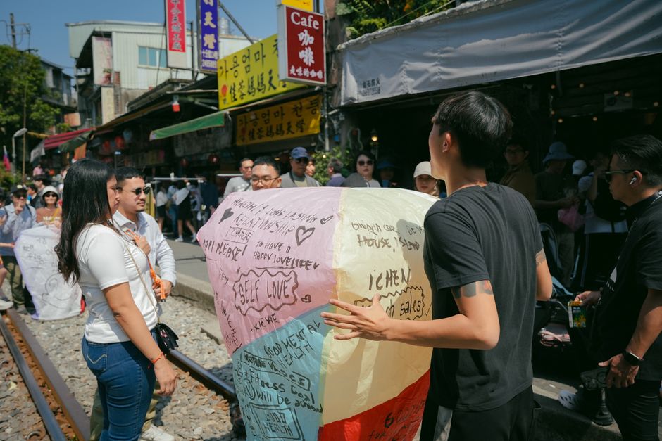 대만 스펀에서 사람들이 소원을 담아 날리는 형형색색의 천등