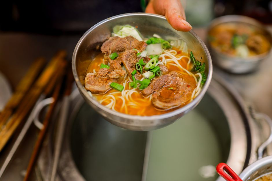 타이베이 야시장에서 김이 모락모락 나는 대만식 우육면 한 그릇