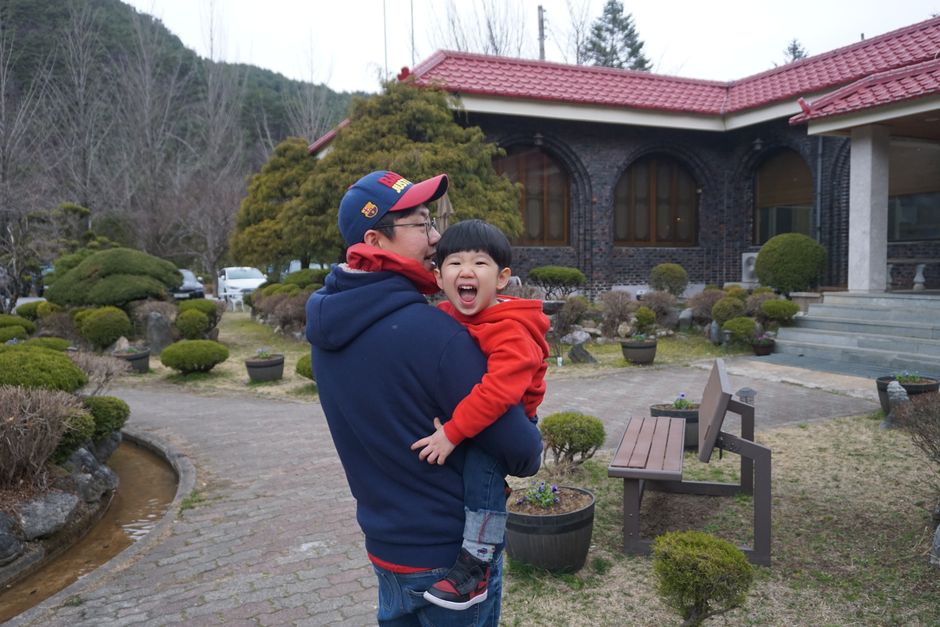 독채 펜션의 개별 테라스에서 바비큐를 즐기는 가족의 모습