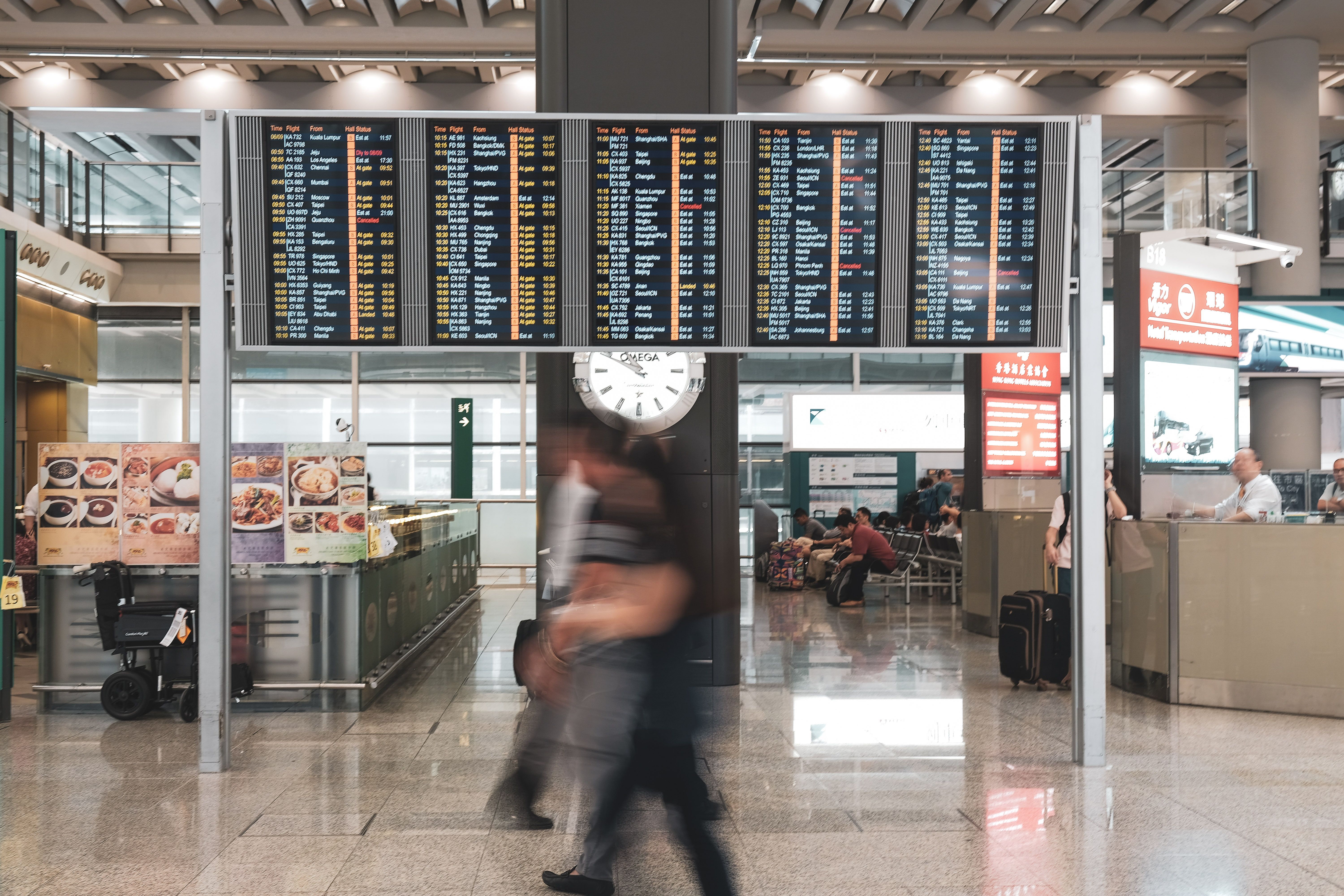 최신 출입국 규정과 전산화된 면세 시스템을 보여주는 공항 출국장 전경