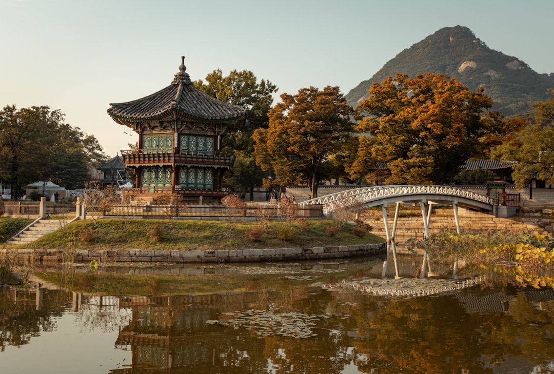 자연 속에 자리한 친환경 리조트나 명상 센터의 아름다운 전경