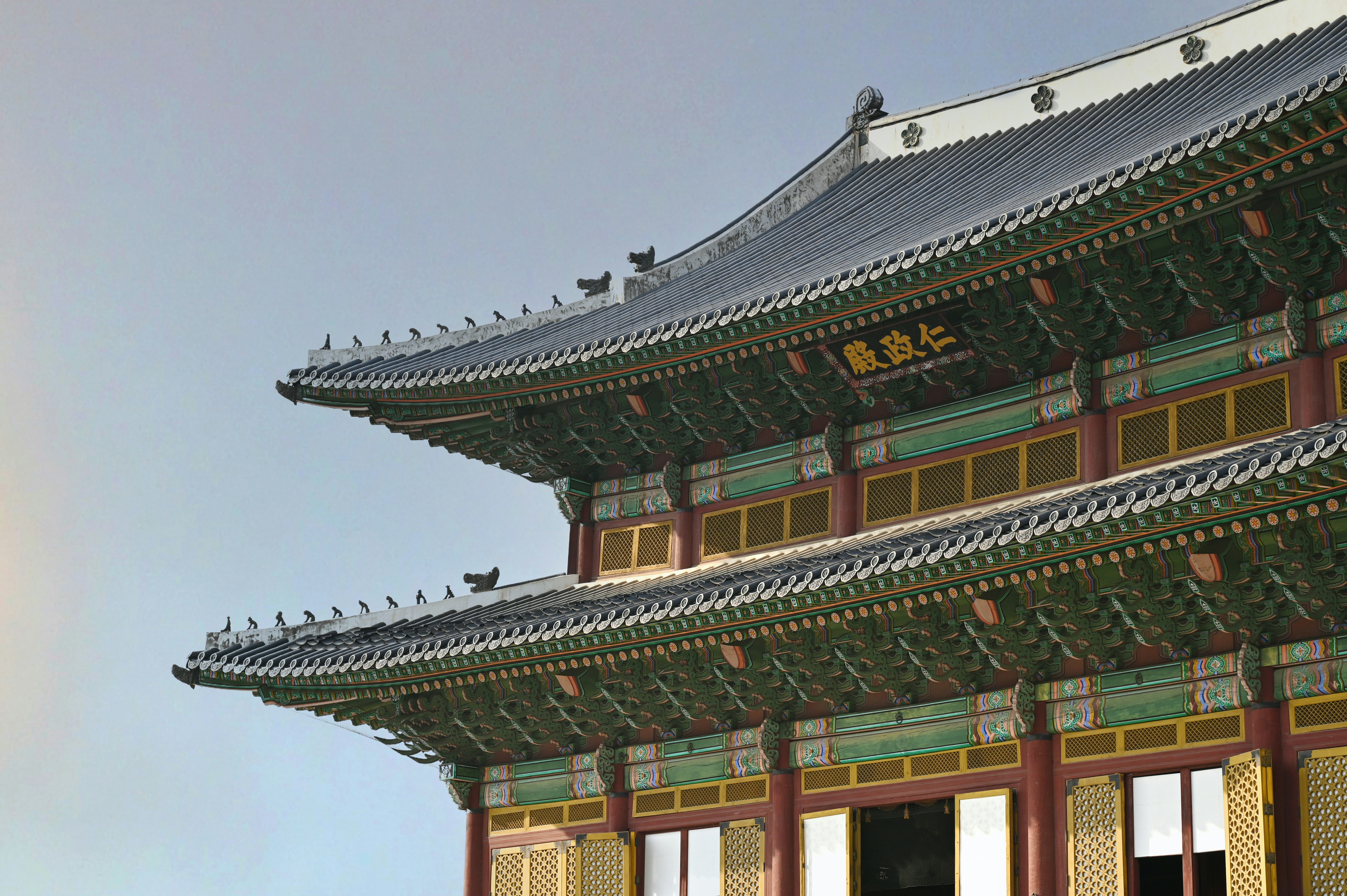 석양 아래 빛나는 국립중앙박물관의 외관. 전통 건축 양식과 현대적 미감이 조화를 이루며, 세계로 뻗어나가는 한국 문화의 위상을 상징한다.