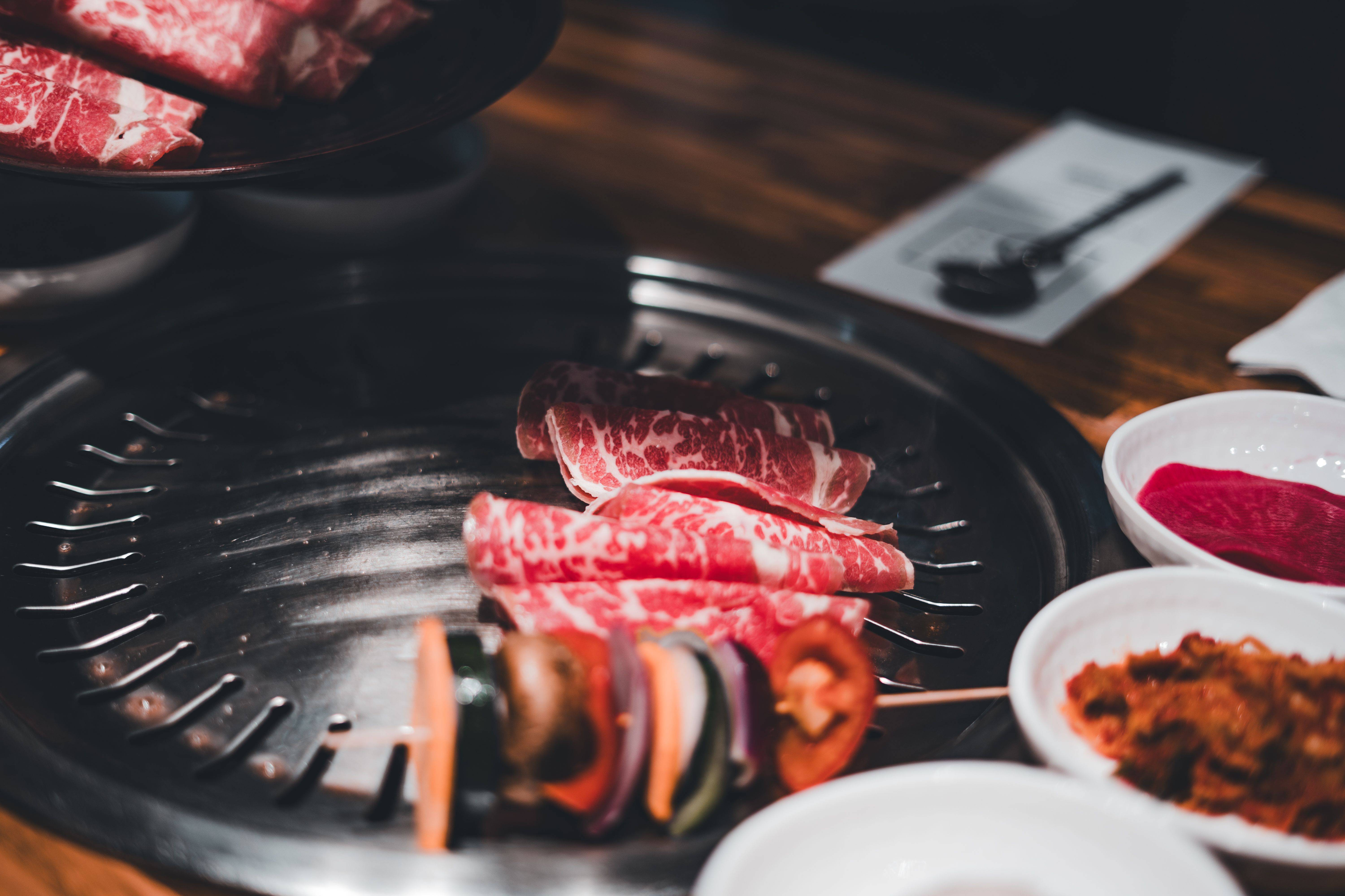 호주 워킹홀리데이 준비를 시작하는 젊은이의 모습, 시드니 오페라하우스를 배경으로 배낭을 메고 있다.