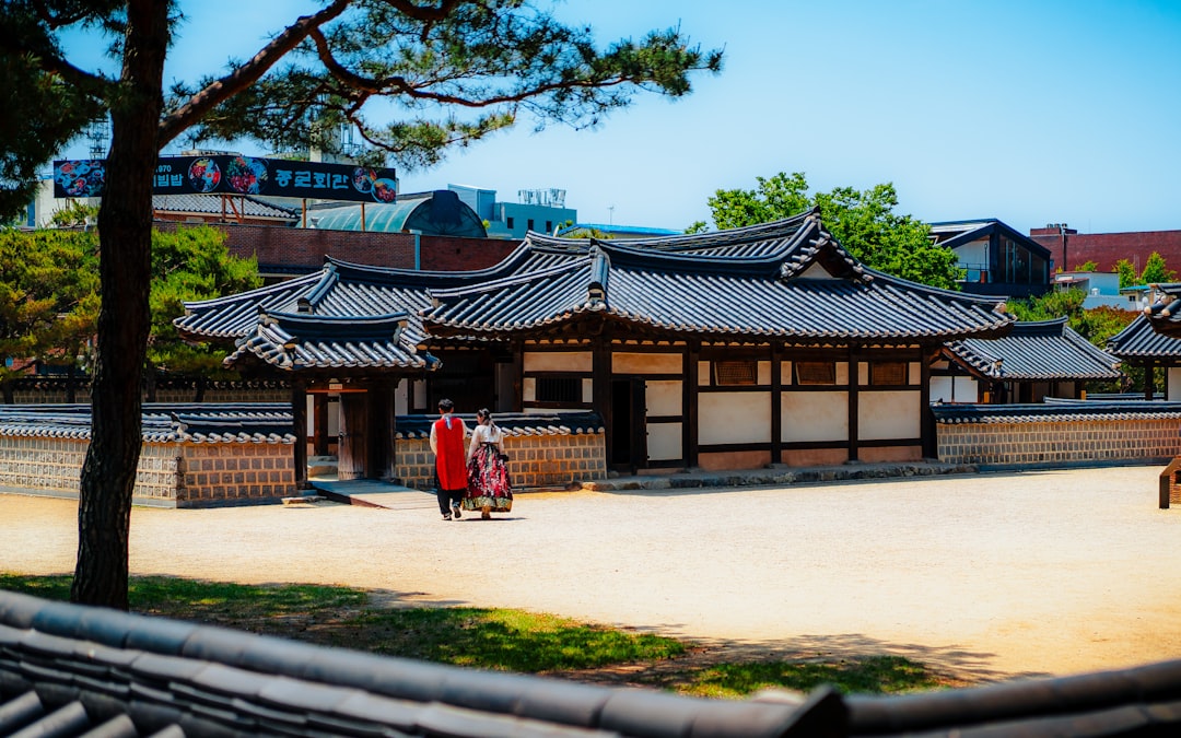 아름다운 자연을 바라보며 혼자 사색에 잠긴 여행자