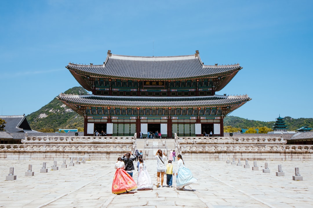 행복하게 여행하는 노부부의 모습과 자연이 어우러진 풍경