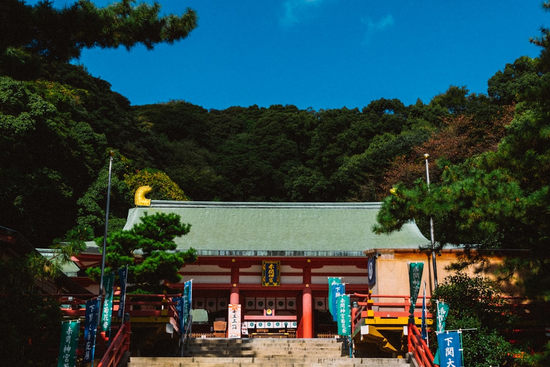 활기 넘치는 나카스 강변 야타이의 밤 풍경. 후쿠오카의 활기찬 미식 문화를 담은 사진.